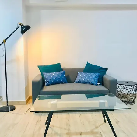 Modern & Spacious In Plaza De La Merced